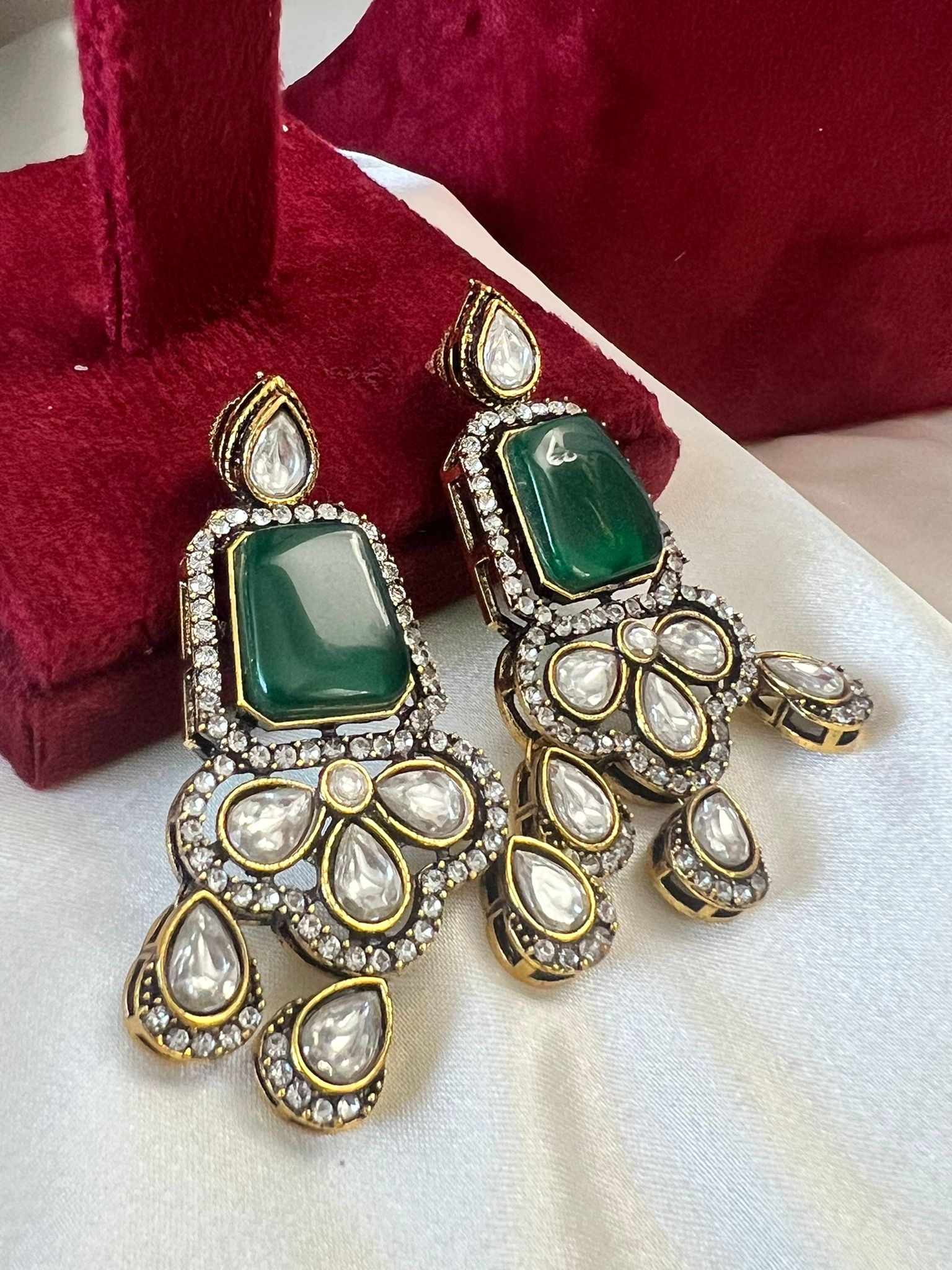 Uncut Kundan Classy Necklace Set with Unique Earrings